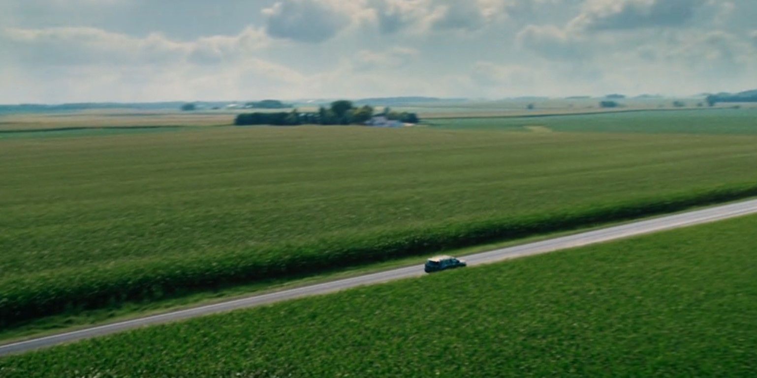 Um carro passa por um milharal no condado de Jackson, Indiana, em The Judge (2014)