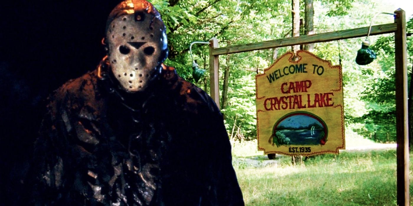 Uma imagem composta de Jason Voorhees espreitando em uma porta com a placa de Crystal Lake em Sexta-feira 13