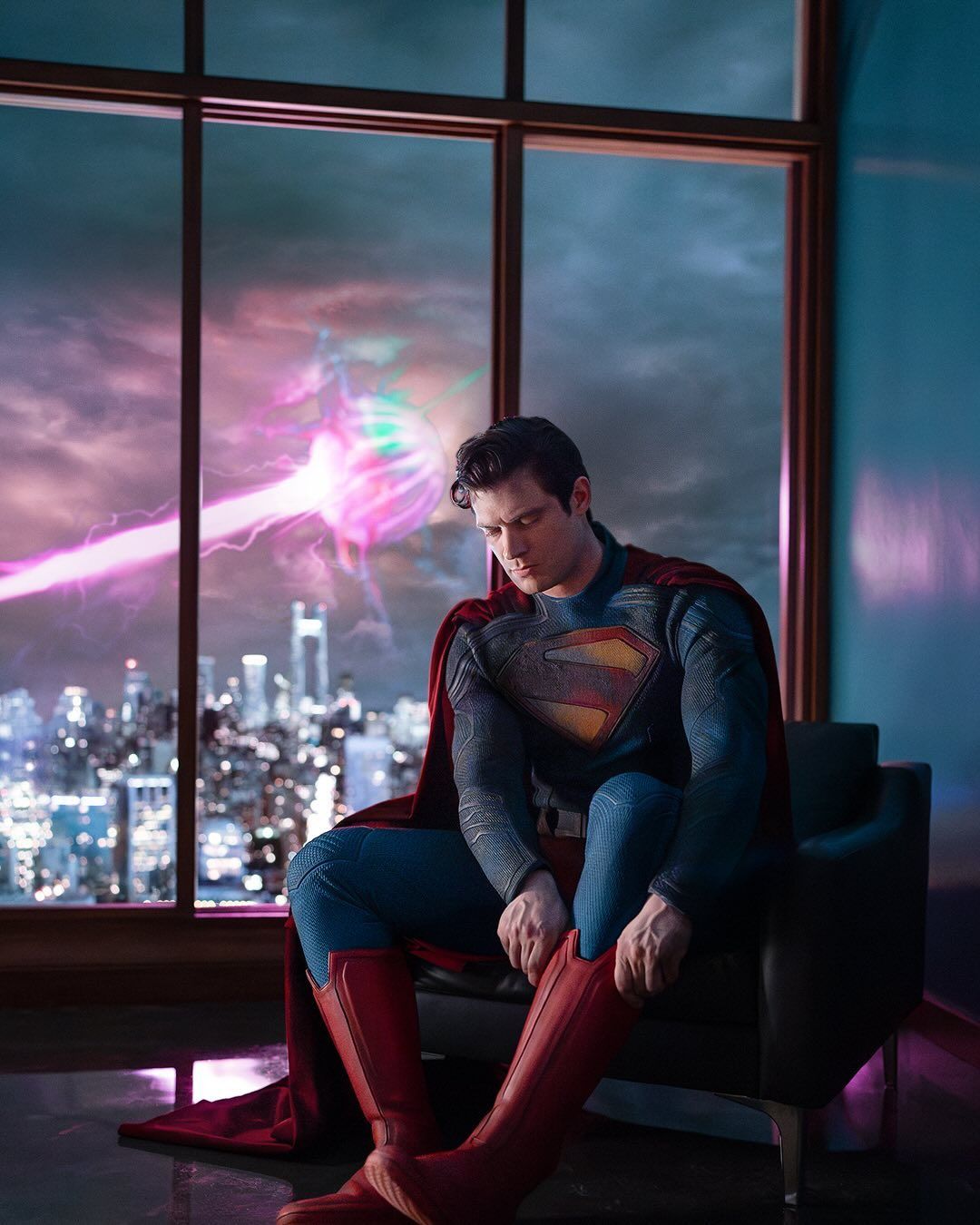 David Corenswet As Superman First Image Revealed: Battered Costume, Bright Red Boots... And An Alien Attack In The Sky