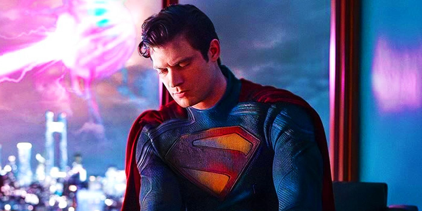 David Corenswet está olhando para baixo vestido com o traje do Superman com um raio roxo piscando atrás dele