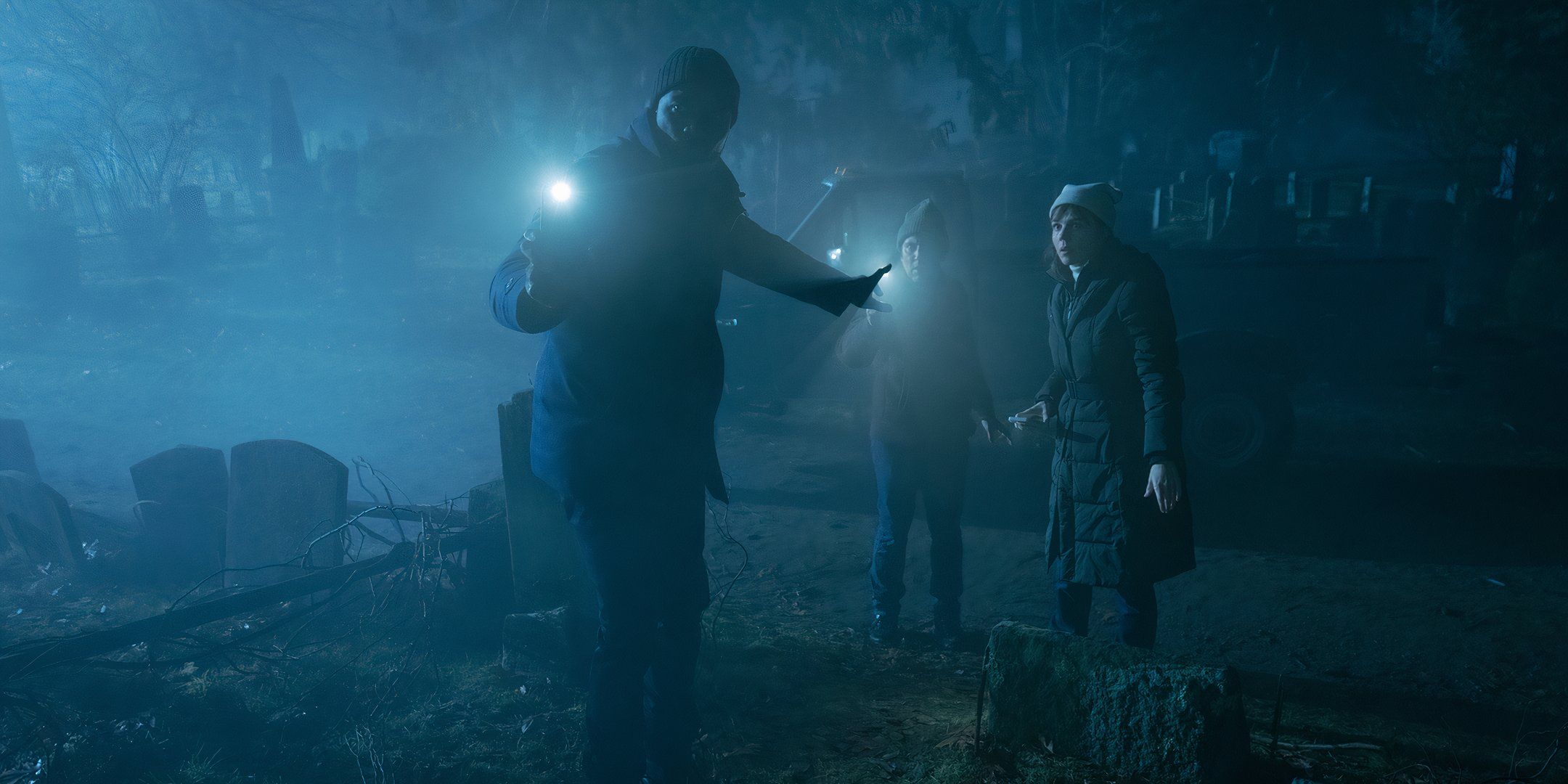 David segurando uma lanterna e alertando Kristen e Ben contra entrar em um cemitério na 4ª temporada do Mal