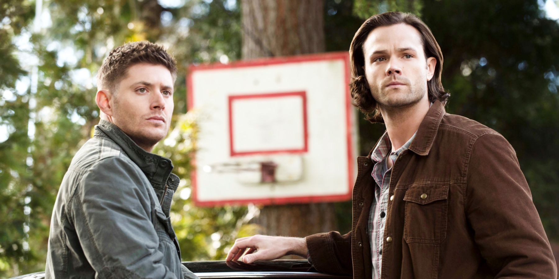 Dean e Sam olhando para longe em Supernatural