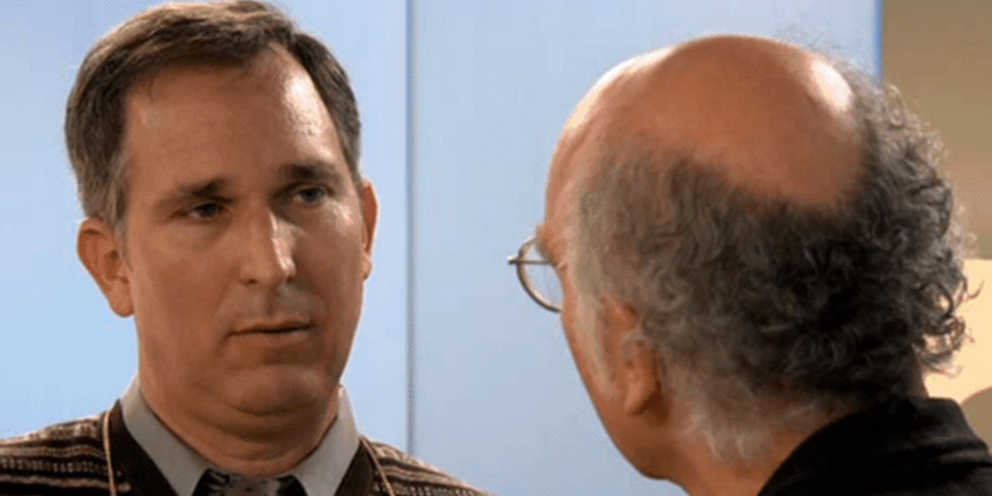 Dean Weinstock conversando com Larry em Curb Your Enthusiasm