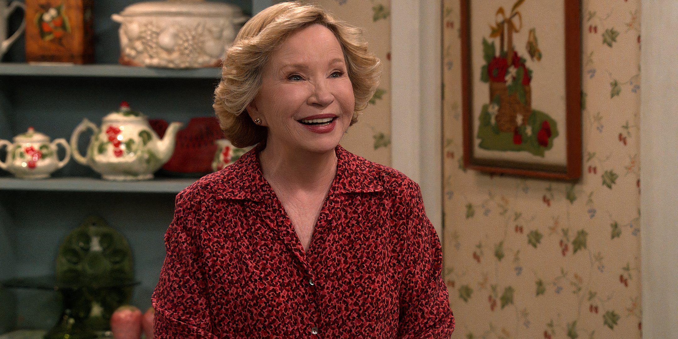 Debra Jo Rupp luce feliz como Kitty en la cocina en la temporada 2 de That '90s Show