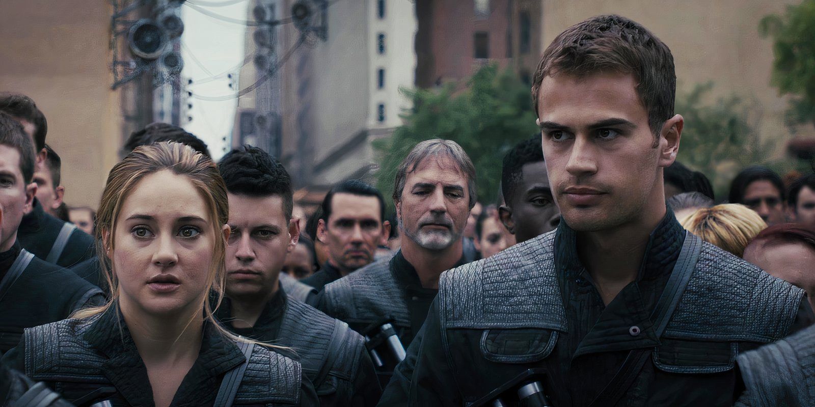 Divergente Tris e Quatro se misturando com os soldados Dauntless