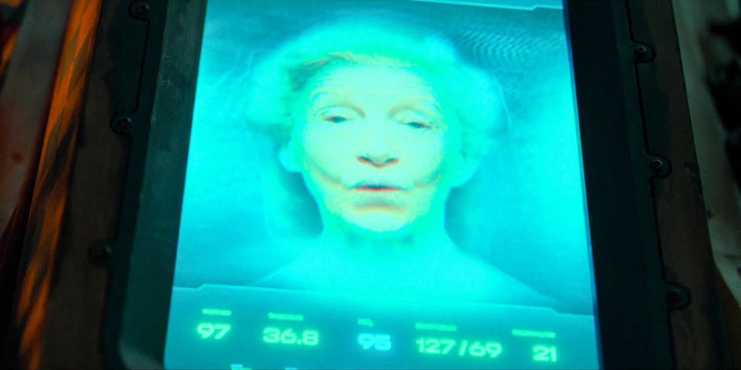 Susan Twist como um holograma na unidade de ambulância automatizada no episódio 3 da 14ª temporada de Doctor Who