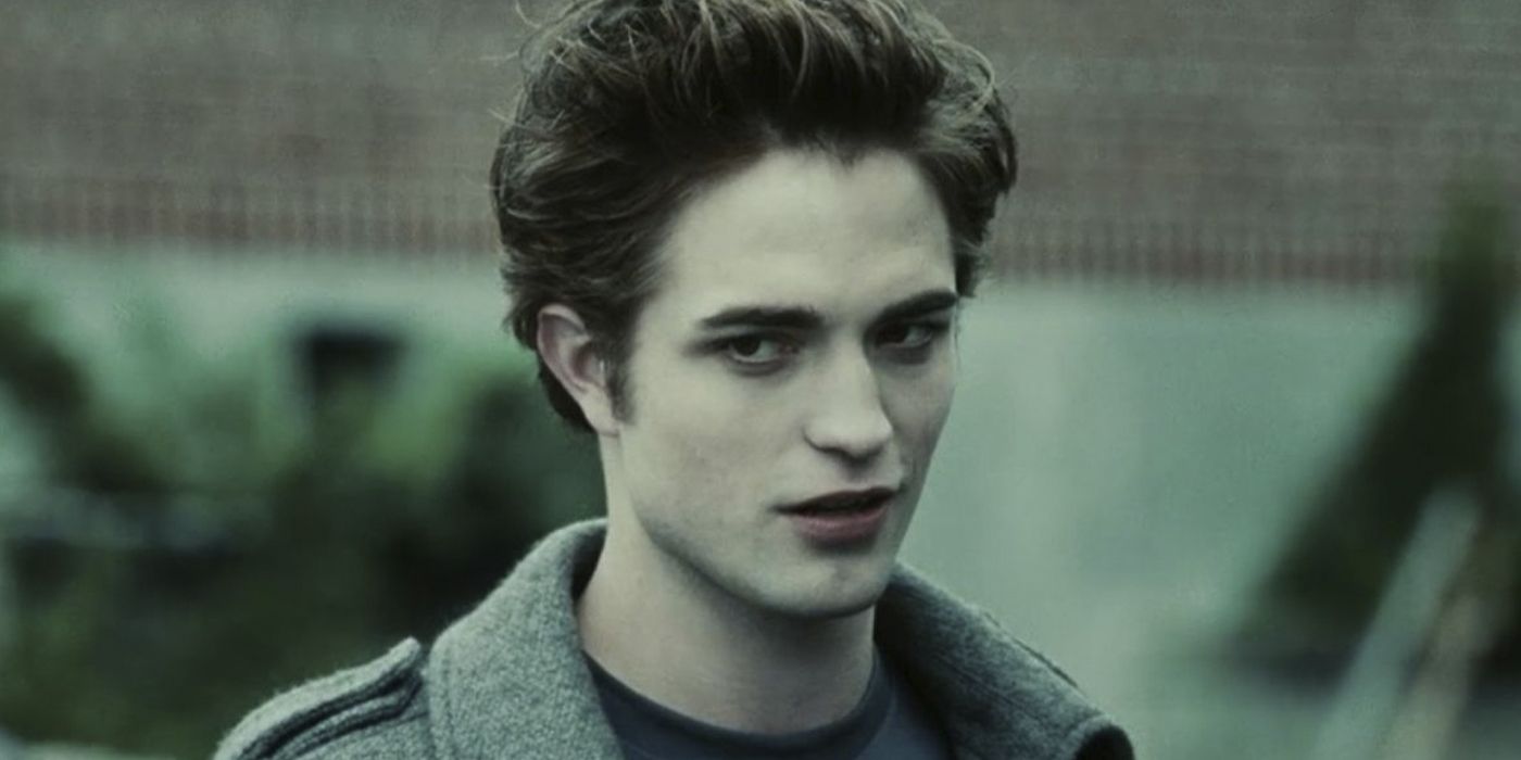 Robert Pattinson como Edward Cullen sorrindo em Crepúsculo