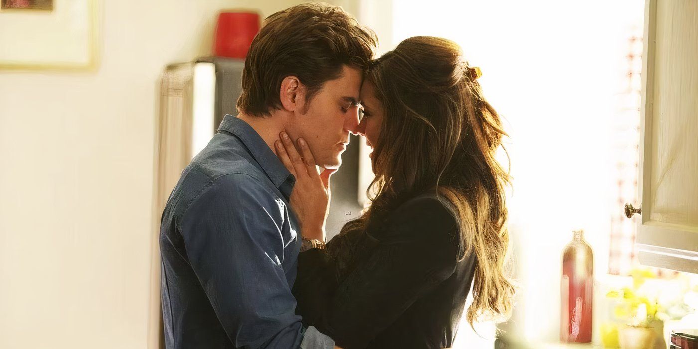 Elena dan Stefan berpelukan di dapur di The Vampire Diaries