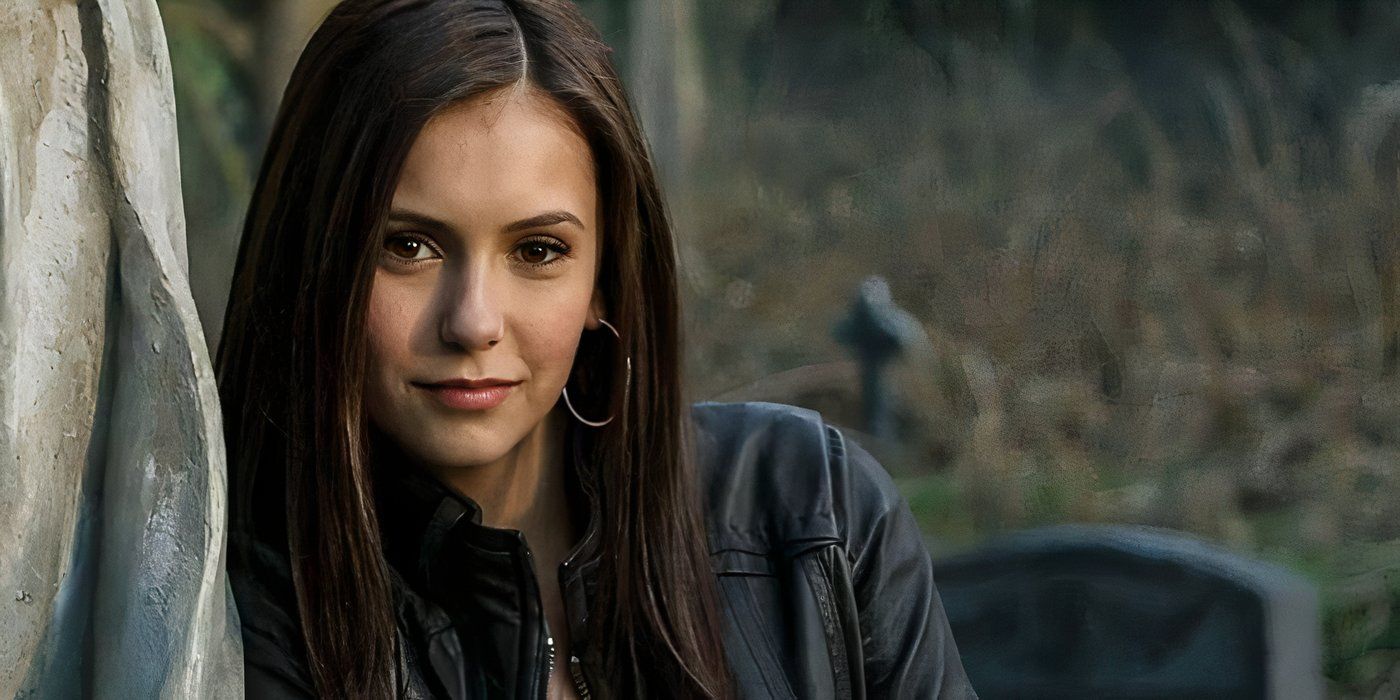 Elena Gilbert tersenyum ke arah kamera di hutan di Vampire Diaries