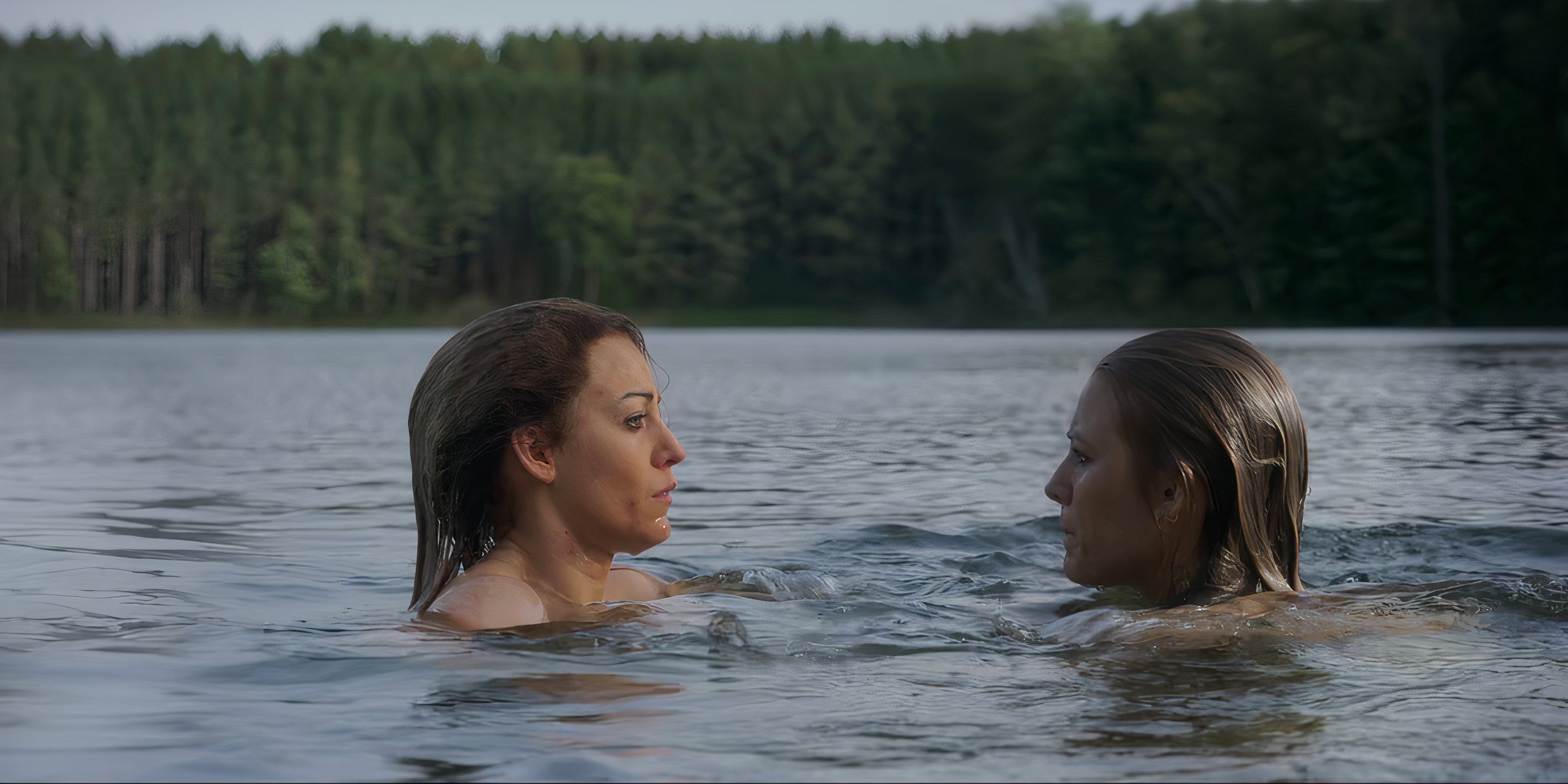 Emily e Faith nadam no lago em A Simple Favor.