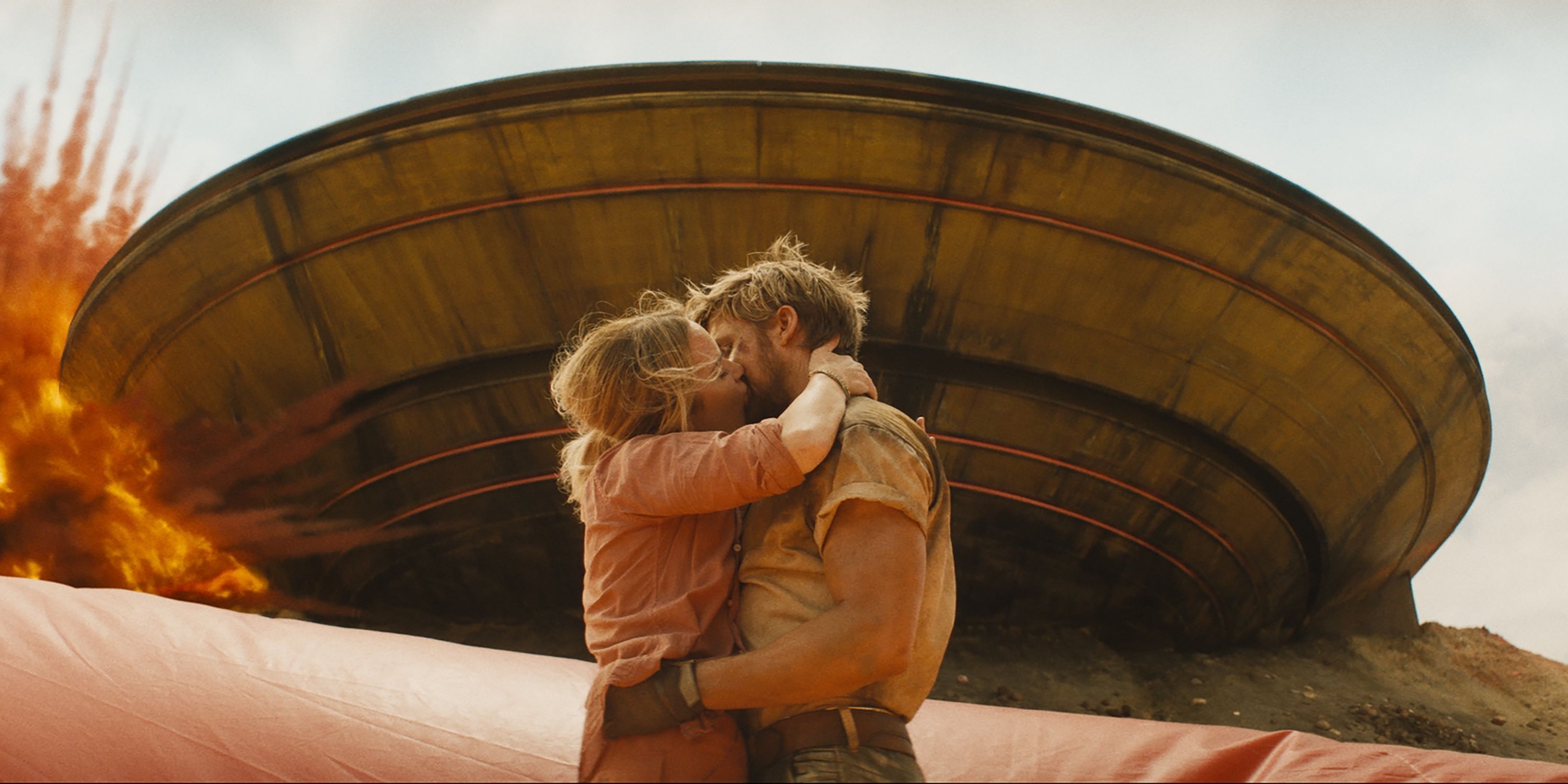 Emily Blunt and Ryan Gosling kiss in front of an exploding spaceship in The Fall Guy