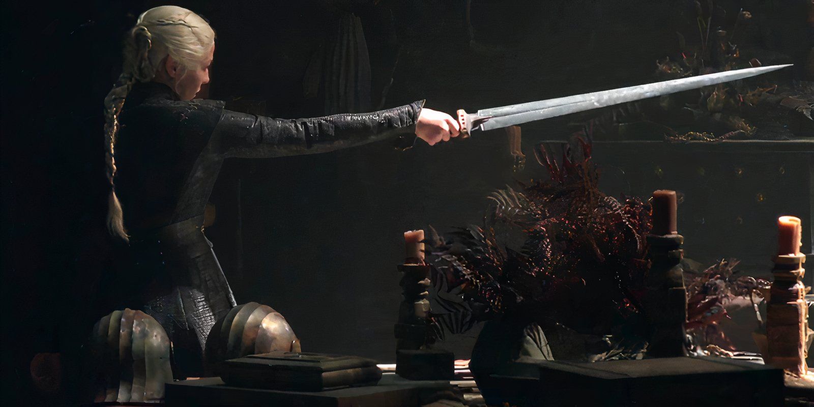 Emma D'Arcy como Rhaenyra Targaryen empunhando uma espada na 2ª temporada de House of the Dragon