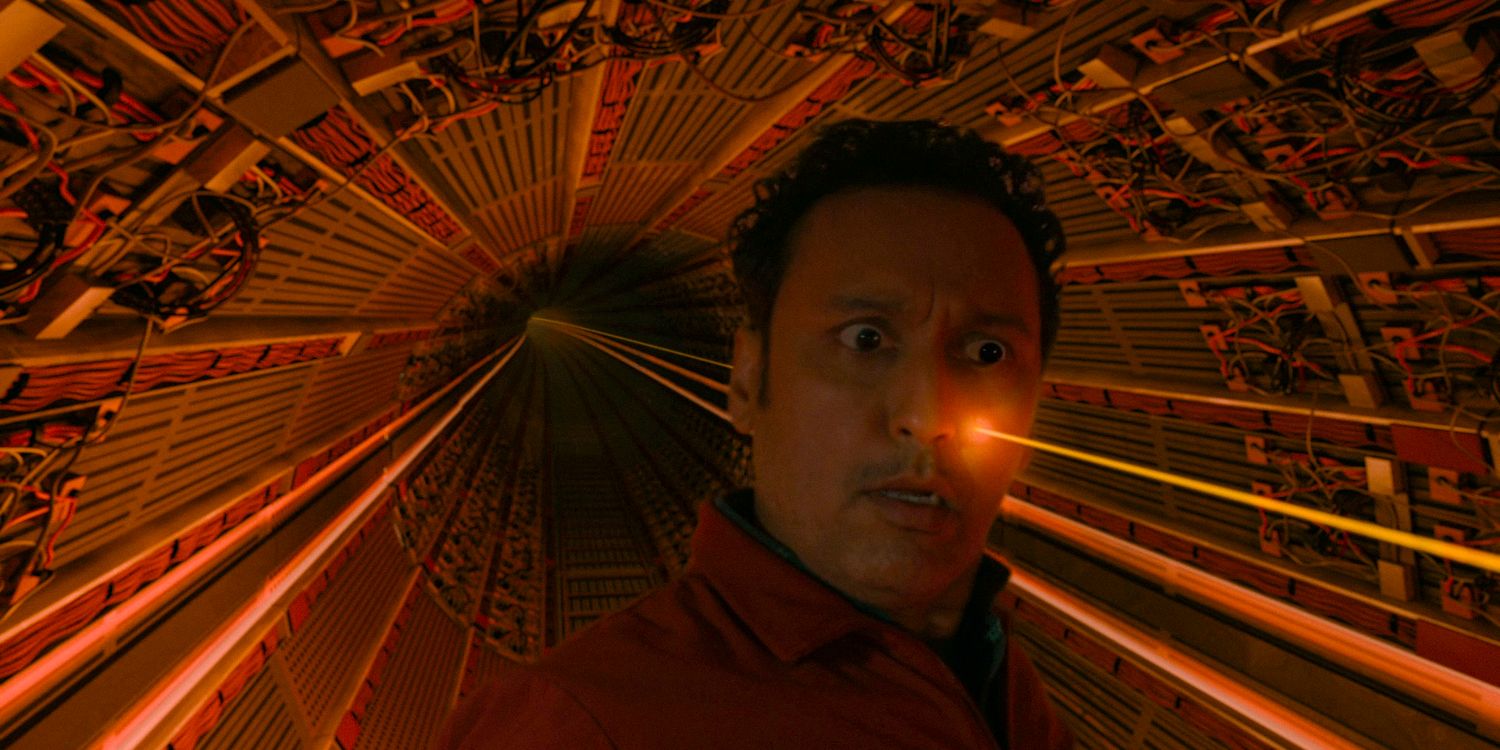 Ben (Aasif Mandvi) é perfurado por um raio laser no colisor no episódio 1 da 4ª temporada de Evil