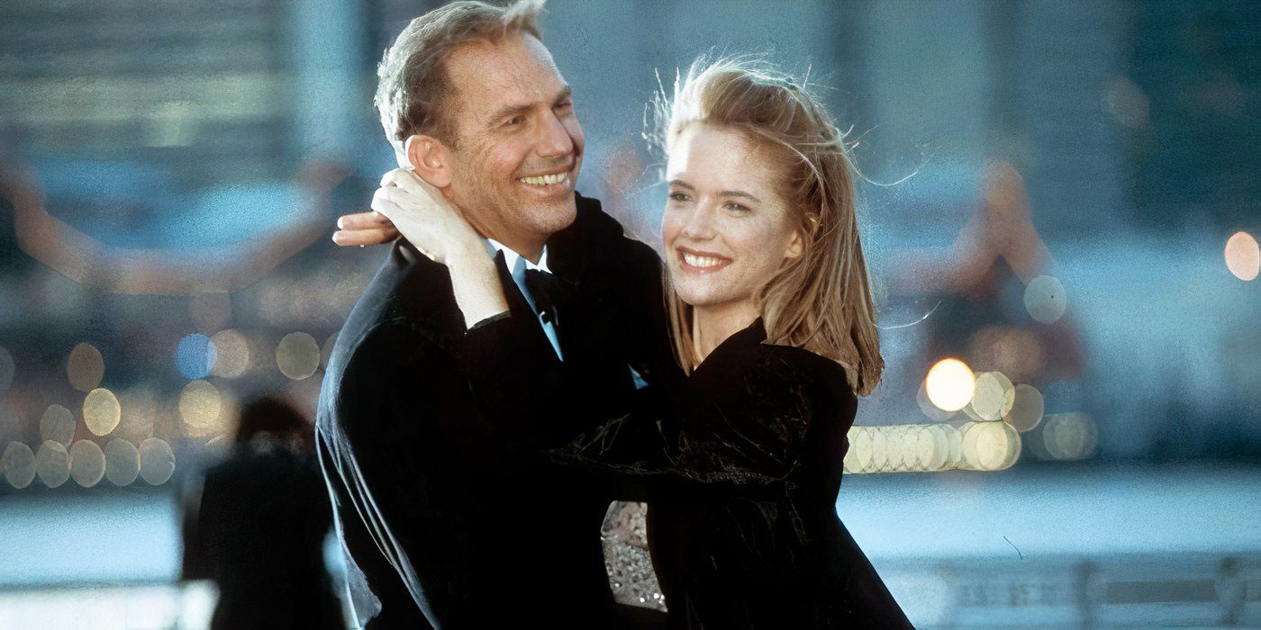 Kevin Costner e Kelly Preston se abraçam enquanto sorriem em For Love of the Game