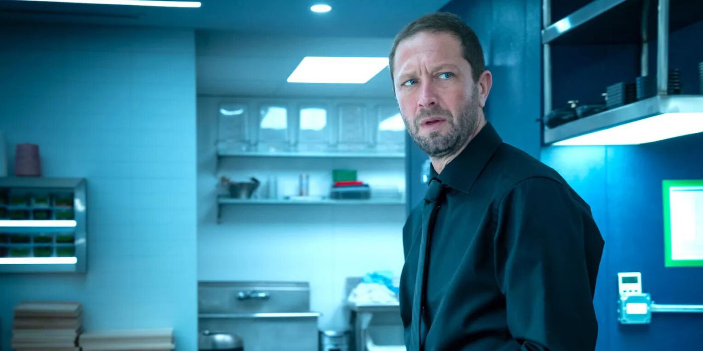 Richie standing in the kitchen in the Forks episode of The Bear season 2