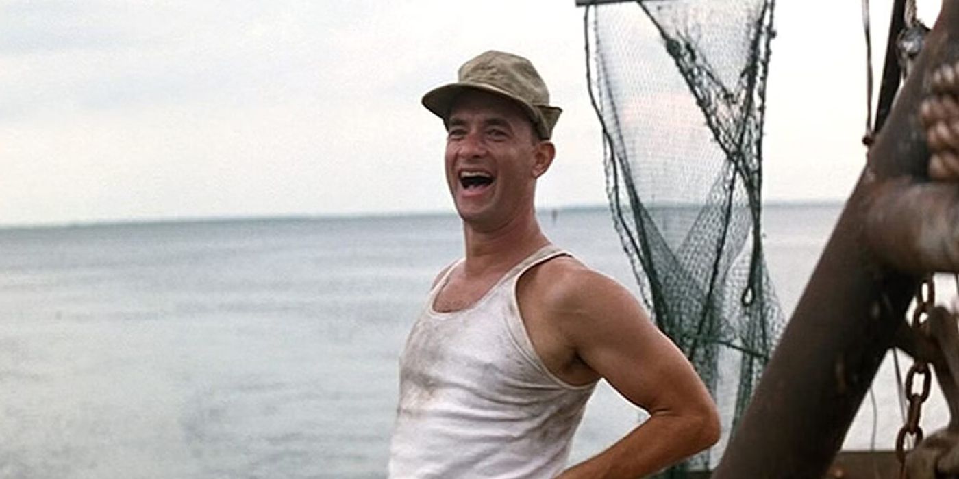 Forrest Gump sorrindo em seu barco de pesca de camarão
