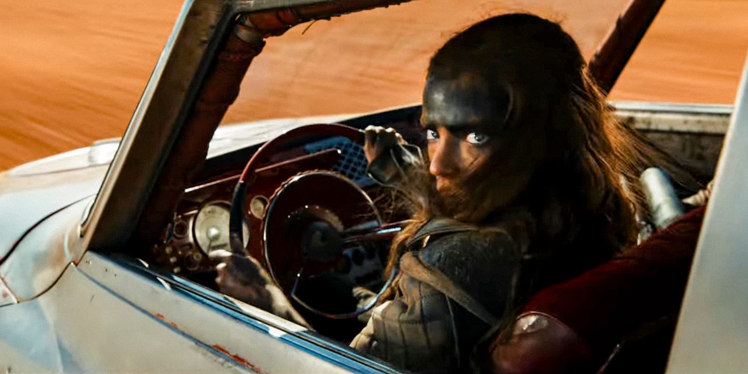 Furiosa (Anya Taylor-Joy) rzuca wyzywające spojrzenie przez ramię podczas jazdy w filmie Furiosa: A Mad Max Saga