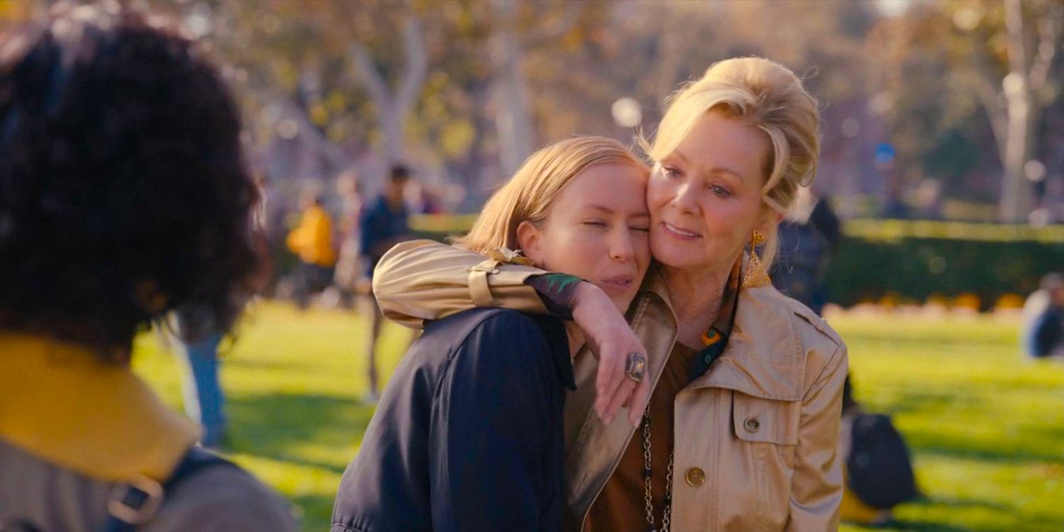 Deborah (Jean Smart) abraza a Ava (Hannah Einbinder) en Hacks Temporada 3 Episodios 7, 8