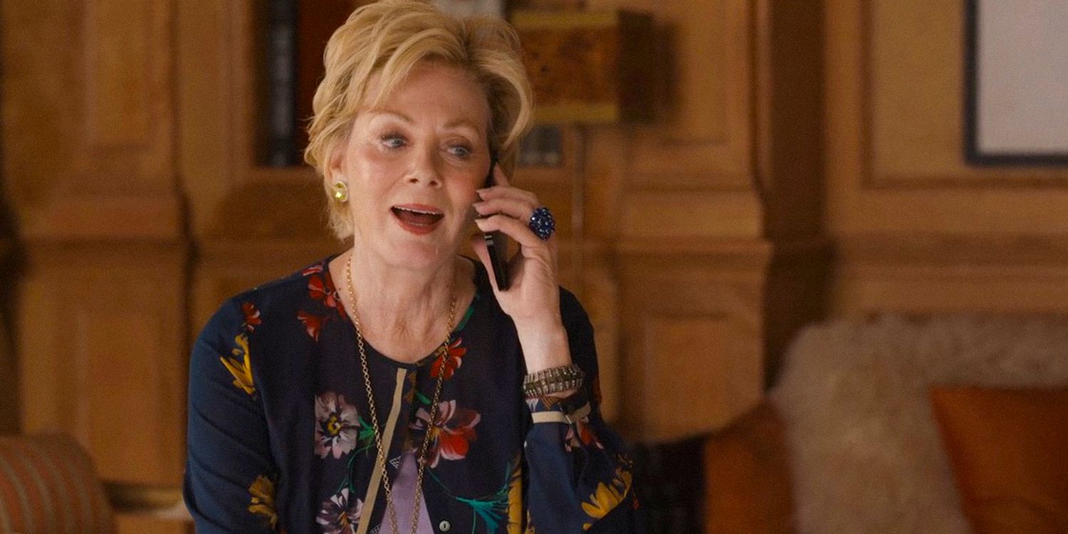 Deborah Vance (Jean Smart) falando ao telefone no episódio 9 da 3ª temporada de Hacks