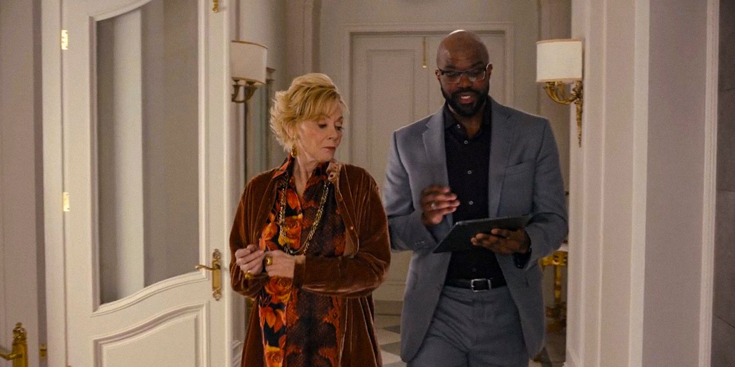 Marcus (Carl Clemons-Hopkins) repassando a programação do dia com Deborah Vance (Jean Smart) em Hacks temporada 3, episódios 1, 2