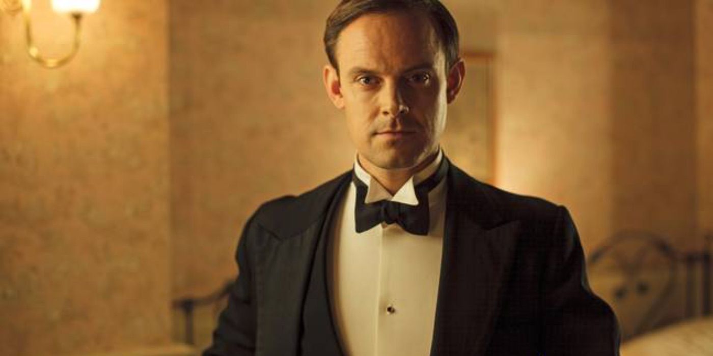 Lord Hexham olha severamente em Downton Abbey