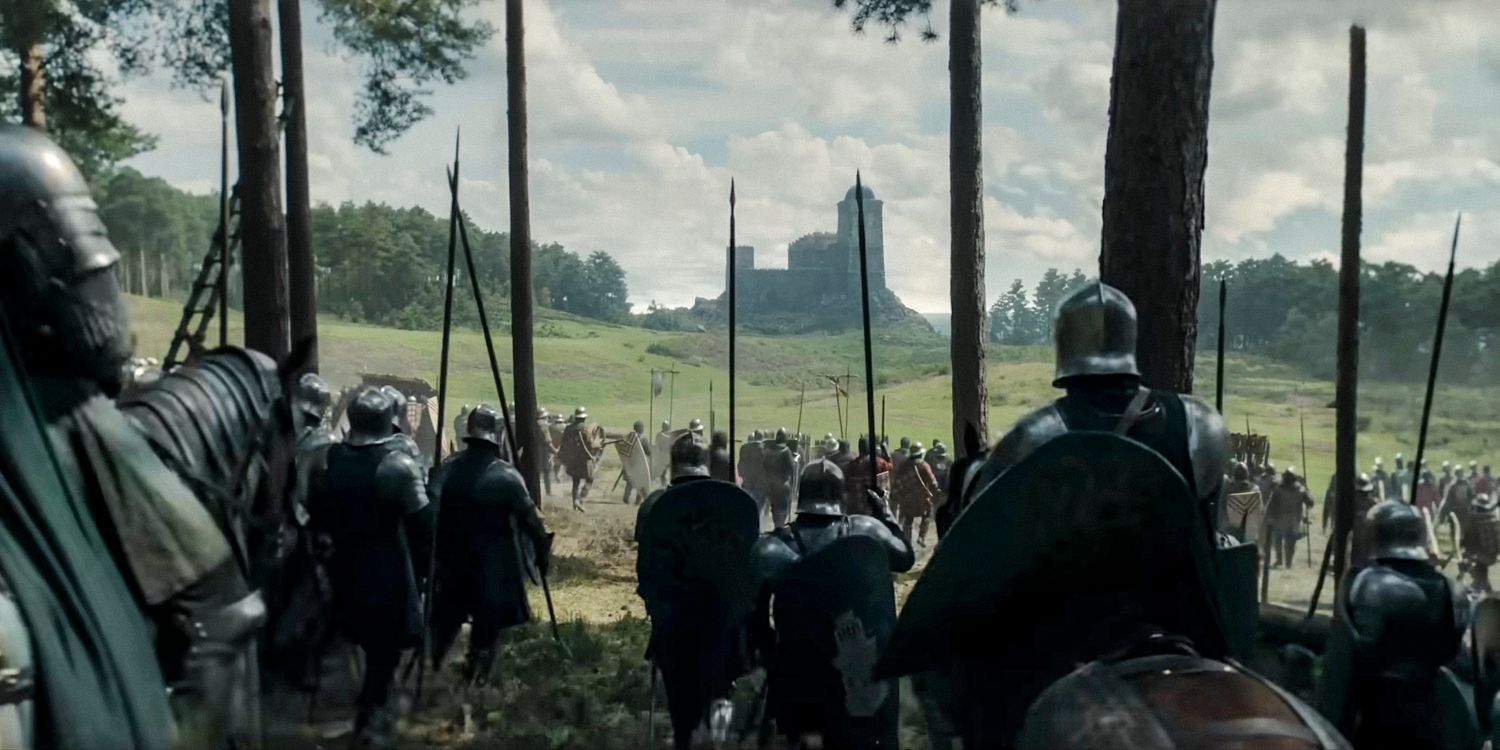 Um exército avançando por um vale em direção a um castelo na 2ª temporada de House of the Dragon