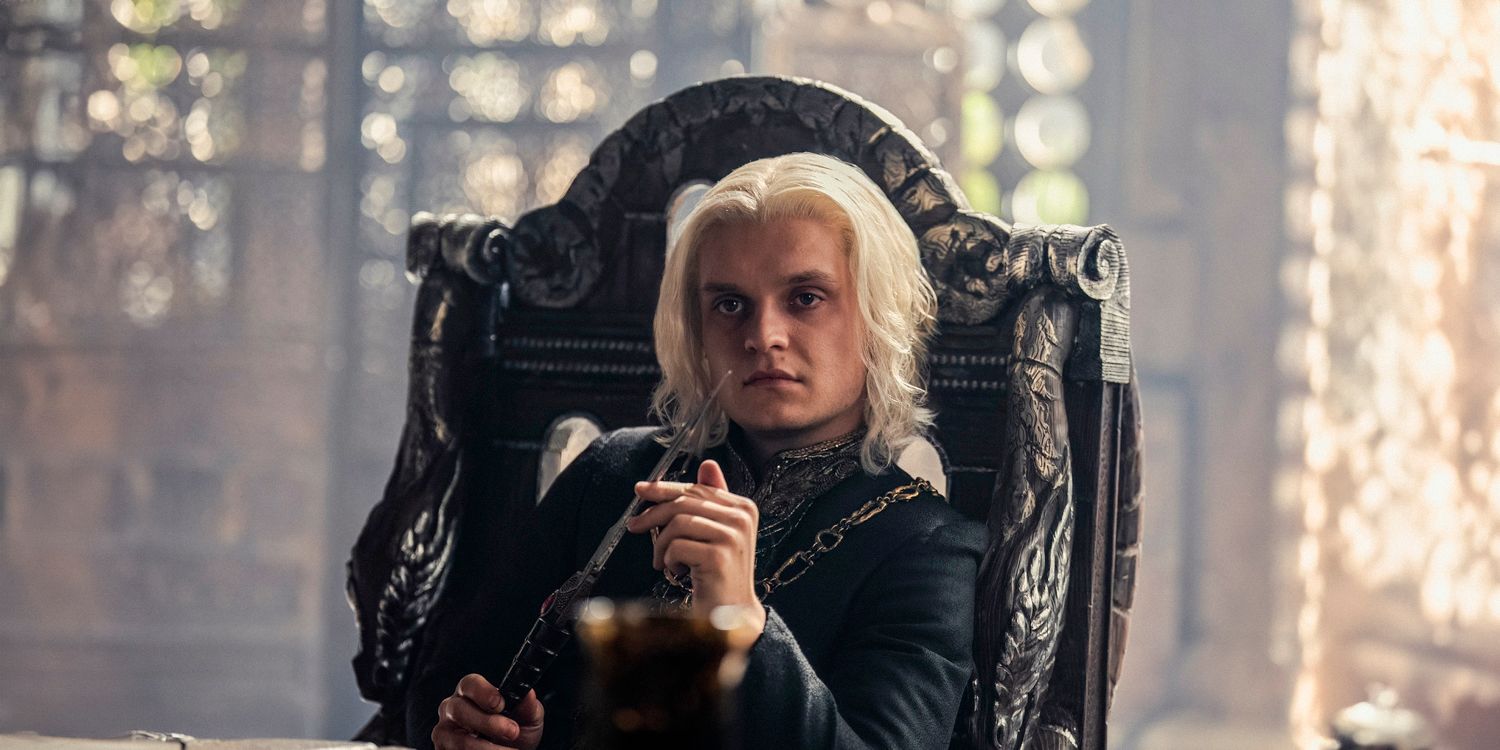 Rei Aegon II Targaryen (Tom Glynn-Carney) segurando uma adaga na 2ª temporada de House of the Dragon