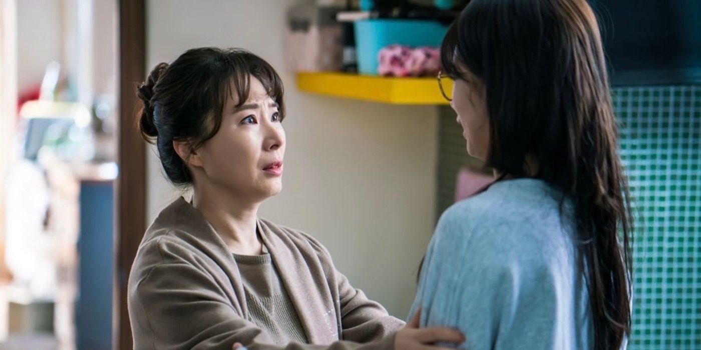 Hwang Young-hee está segurando Kim So-hyun e parece preocupado. 