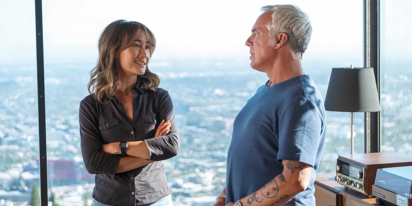 Renee Ballard (Maggie Q) e Harry Bosch (Titus Welliver) conversam perto de uma janela no episódio 10 da terceira temporada de Bosch: Legacy