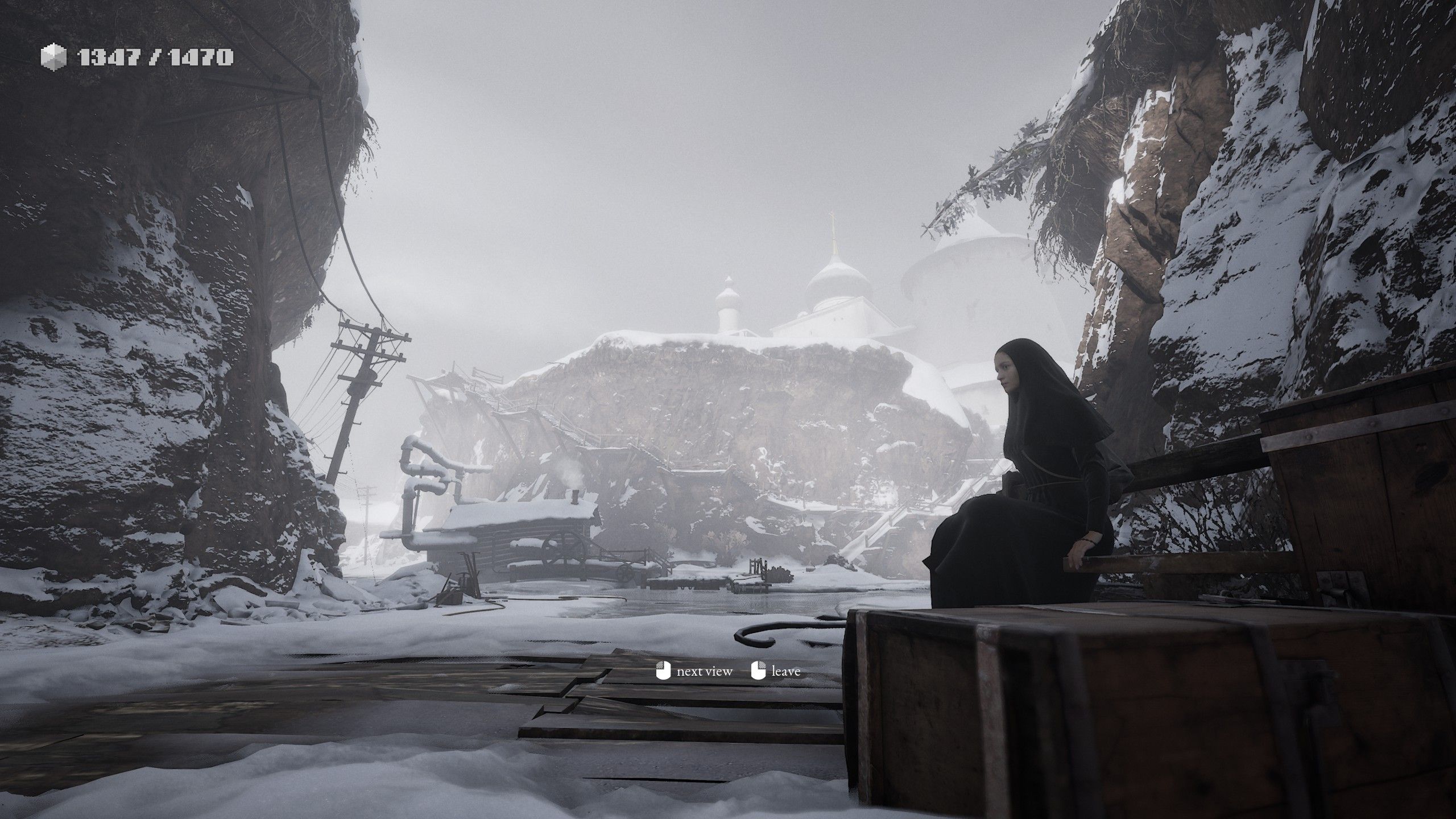 Indika está sentada em um banco em meio a uma paisagem campestre invernal
