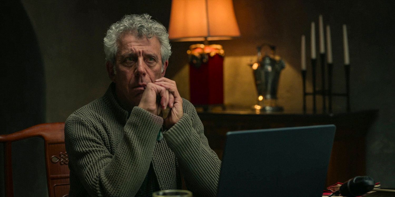 Eric Bogosian as Daniel Molloy Sitting at His Laptop in Interview with the Vampire season 2 episode 1