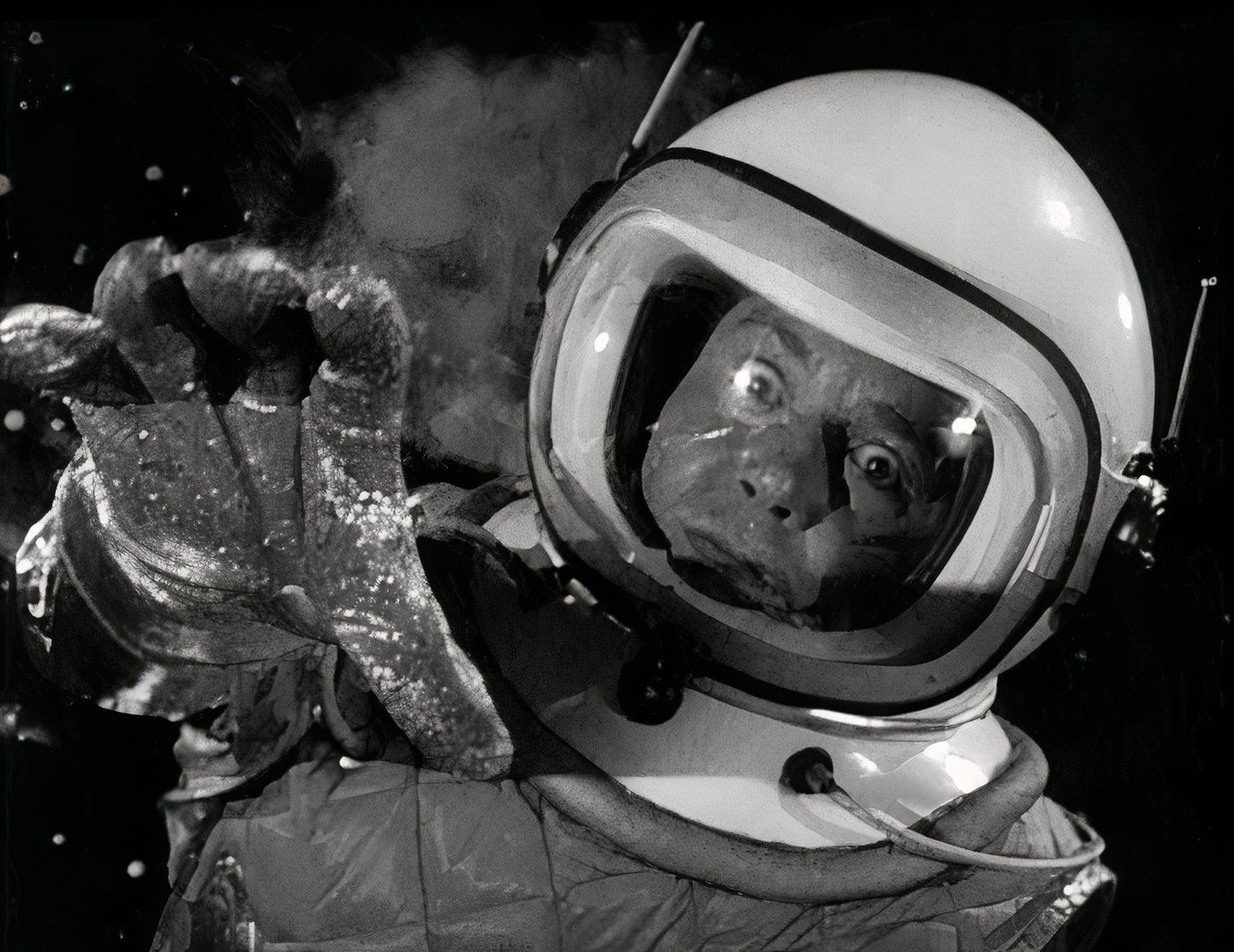 Traje espacial Lost in Space com visual retrô de ficção científica.