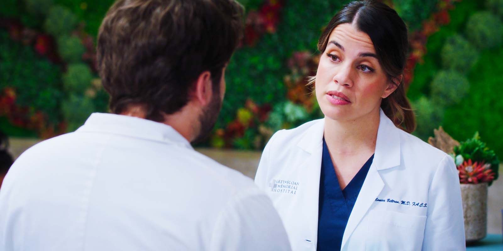 Jake Borelli como Levi Schmitt y Natalie Morales como Monica Beltran en la temporada 20 de Grey's Anatomy 6