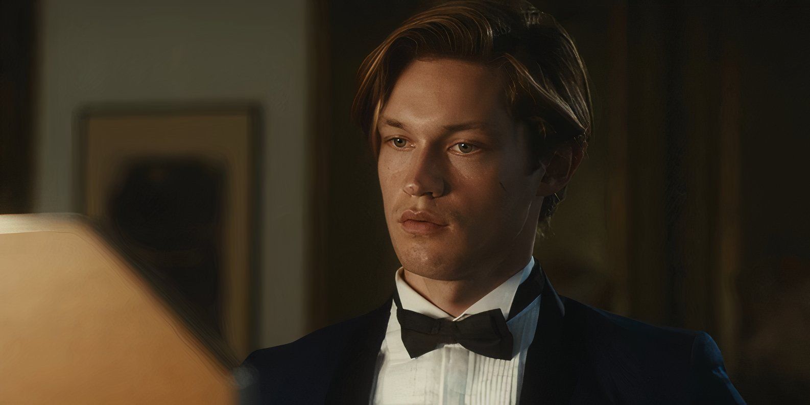 Damian Hardung como James Beaufort em um smoking em Maxton Hall: The World Between Us