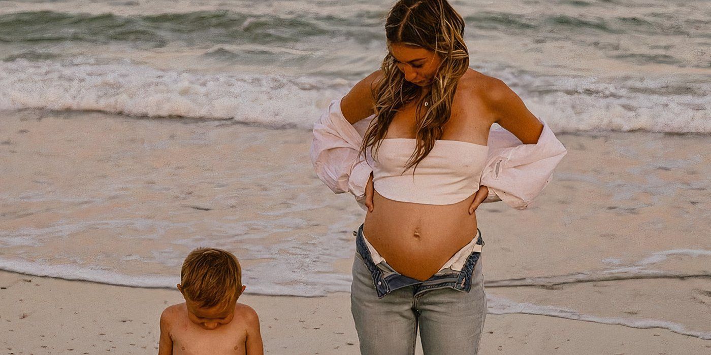 Jenna Ronan inesperada com seu filho Luca olhando para baixo