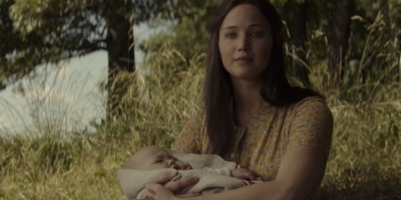 Jennifer Lawrence como Katniss Everdeen com um bebê em Jogos Vorazes: A Esperança, parte 2
