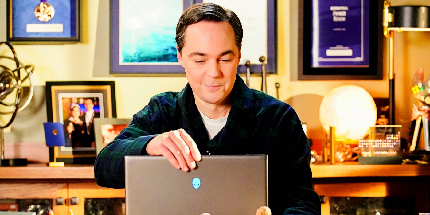Jim Parsons como Sheldon Cooper na frente de seu laptop no final da série Young Sheldon.