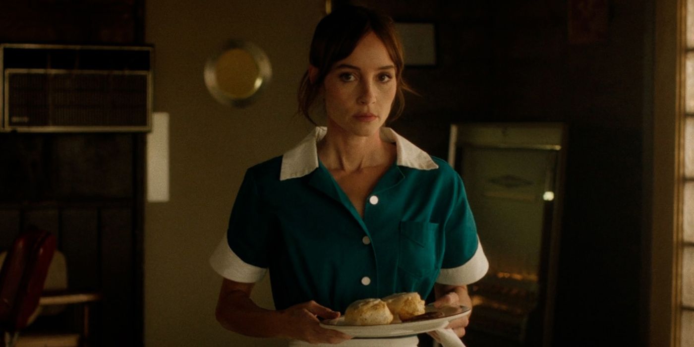 Jocelin Donahue como Charlotte carregando um prato de comida em The Last Stop in Yuma County