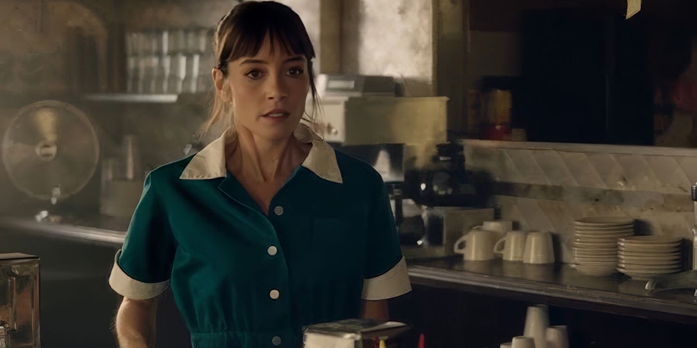 Jocelin Donahue como Charlotte parecendo assustada em The Last Stop in Yuma County