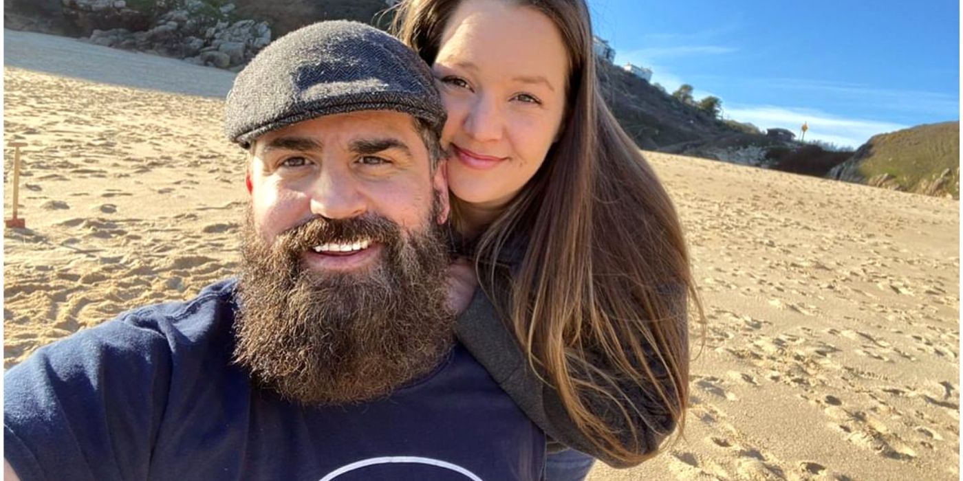 Jon and Rachel Walters In 90 Day Fiance taking romantic selfie by the beach