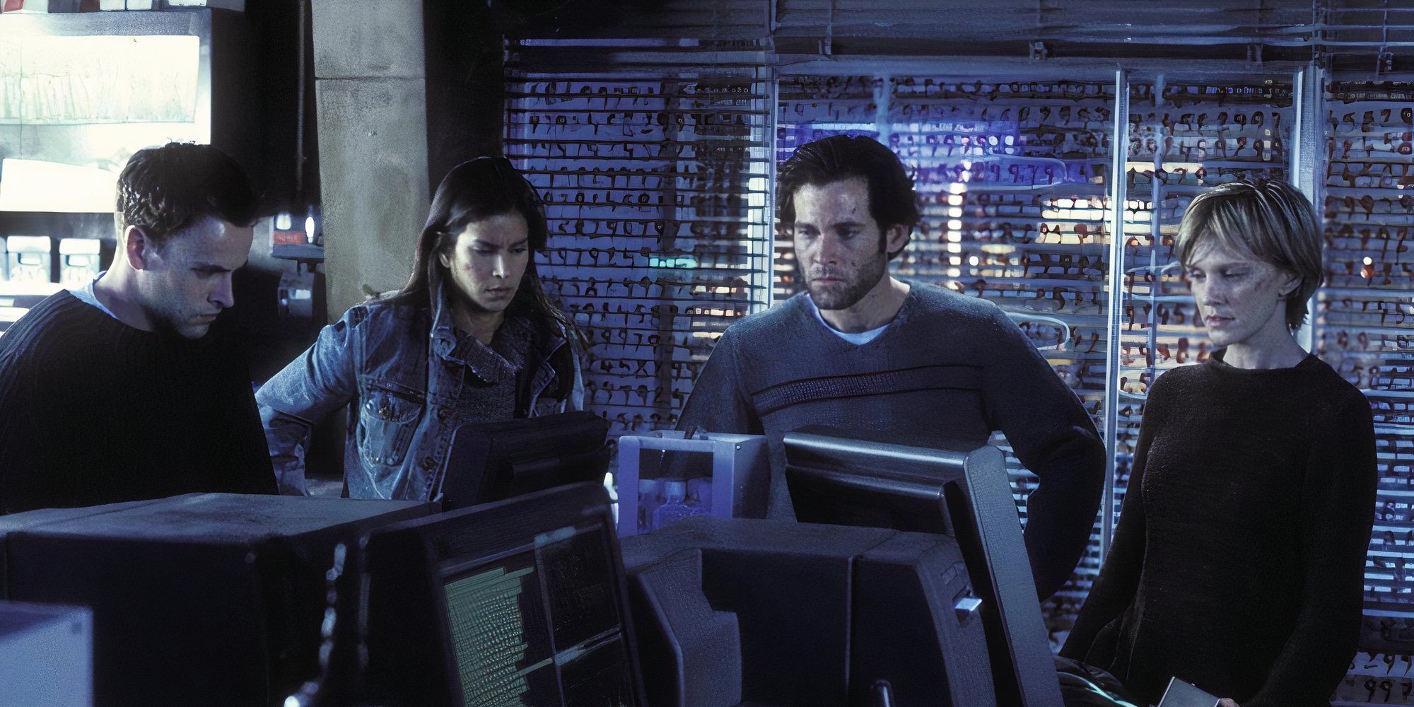 O elenco de Mindhunters está reunido em torno de uma variedade de computadores. 