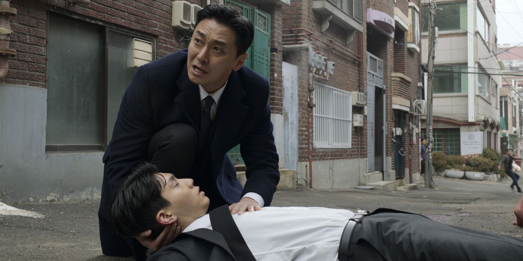 Ju Jihoon holding wounded person in Blood Free episode 6
