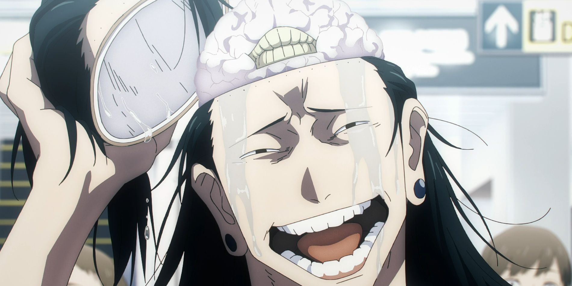 Captura de tela do anime da 2ª temporada de Jujutsu Kaisen, Gate Open, mostra Kenjaku revelando seu cérebro enquanto abre a cabeça de Geto. Ele está rindo enquanto lágrimas escorrem pelo seu rosto. Há uma boca com dentes no cérebro.