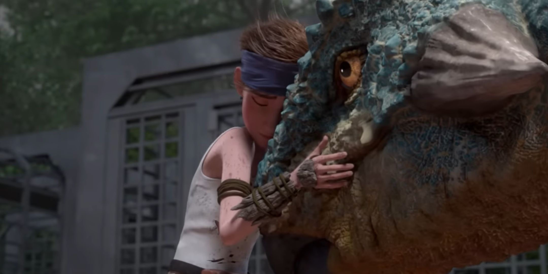 Um menino com uma bandana abraçando um dinossauro no Jurassic World Camp Cetaceous