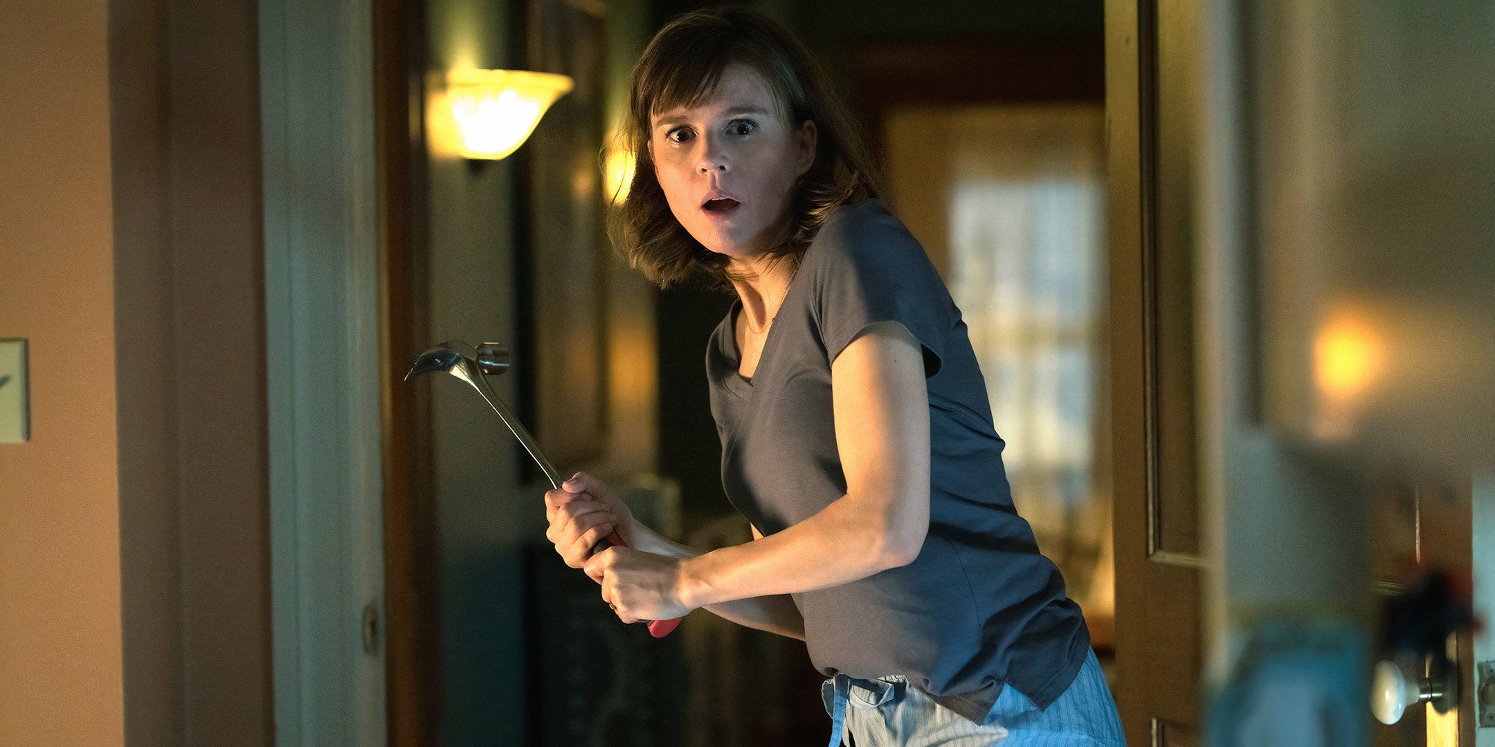 Katja Herbers como Kristen parecendo chocada e segurando um martelo como arma na 4ª temporada do Mal