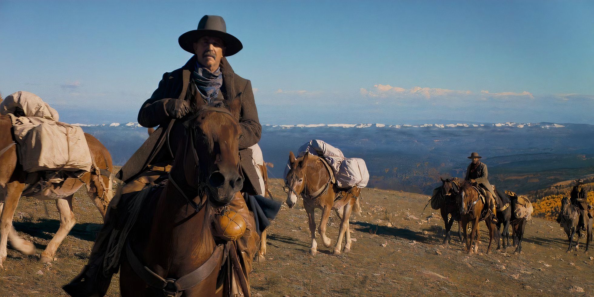 Kevin Costner como Hayes Ellison monta um cavalo em Horizon An American Saga Capítulo 1