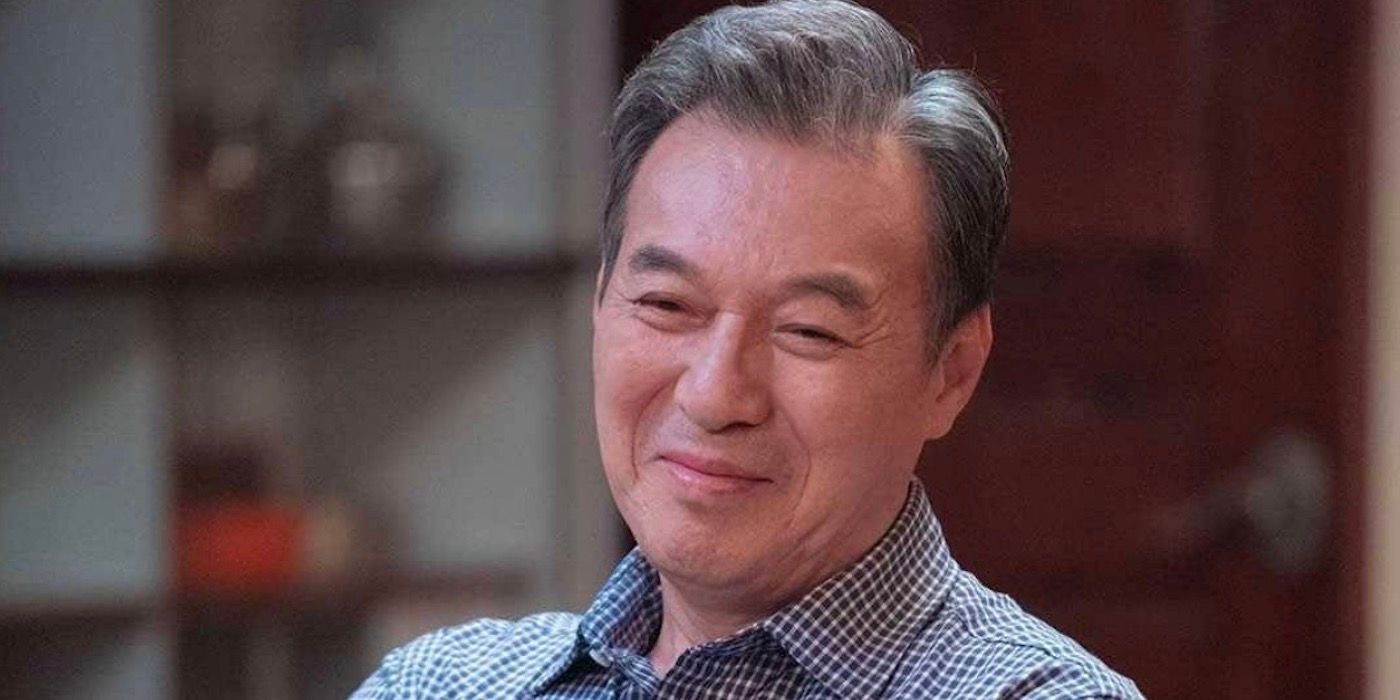 Kim Kap-soo está sorrindo como Joo Jong-soo. 