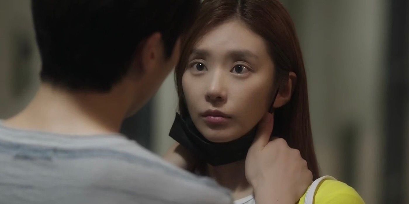 Lee Joo-bin is looking into someone's eyes during a conversation. 