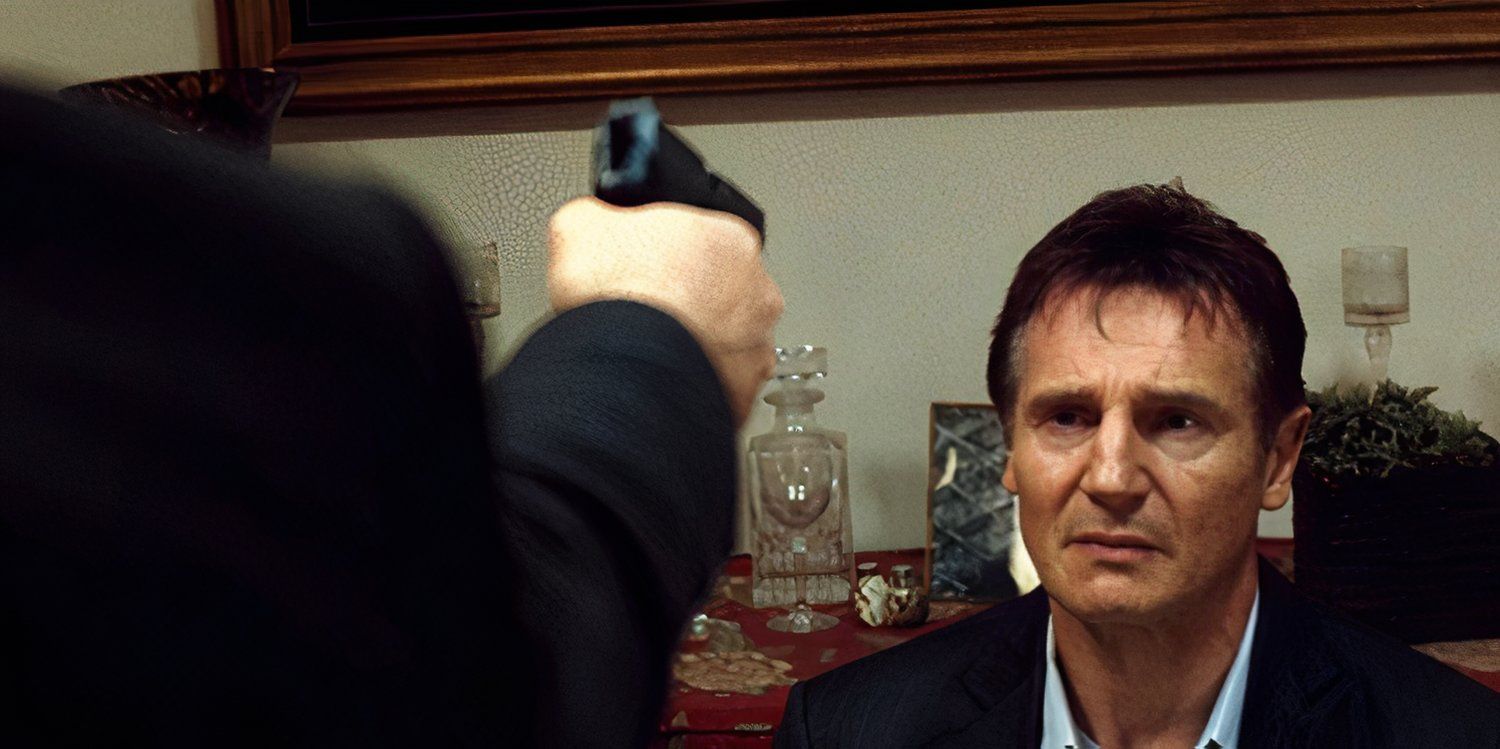 Liam Neeson como Bryan Mills sob a mira de uma arma de Oliver Rabourdin como Jean-Claude em Taken