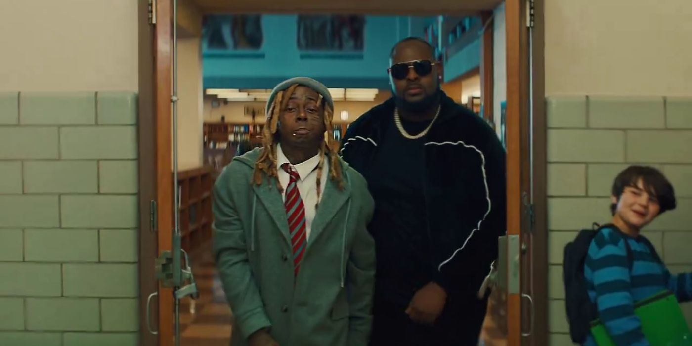 Lil Wayne entrando em uma escola acompanhado de um guarda-costas em um comercial da Homes.com.